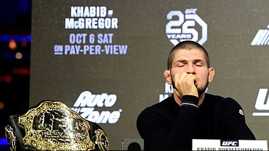 Khabib Nurmagomedov bei einer Pressekonferenz - Foto: Steven Ryan/Getty Images