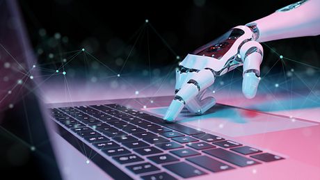 Roboterhand bedient Tastatur - Foto: iStock / Guillaume