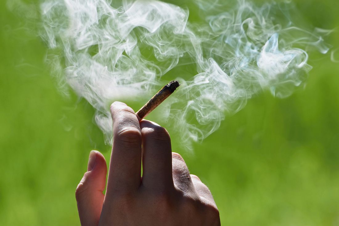 Kiffen ist nicht cool – Drogenbeauftragte startet Anti-Cannabis-Kampagne Hand mit Joint