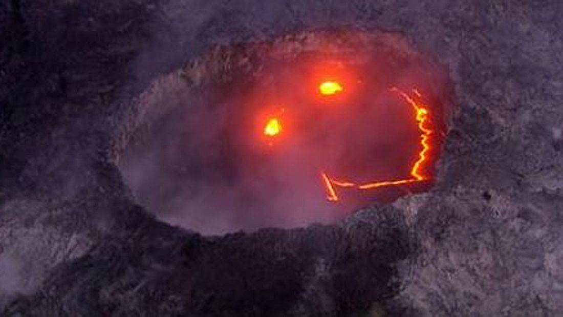 Im Krater des Kilauea-Vulkans auf Hawaii hat sich ein Smiley aus Lava gebildet