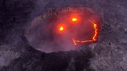 Im Krater des Kilauea-Vulkans auf Hawaii hat sich ein Smiley aus Lava gebildet - Foto: YouTube/StoryfulNews