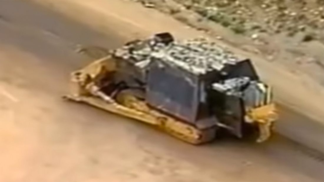 Killdozer: Dieser Mann rächt sich mit gepanzertem Bulldozer an Behörden Killdozer: Dieser Mann rächt sich mit gepanzertem Bulldozer an Behörden