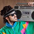 Kind der 90er mit Ghettoblaster - Foto: iStock / RyanJLane