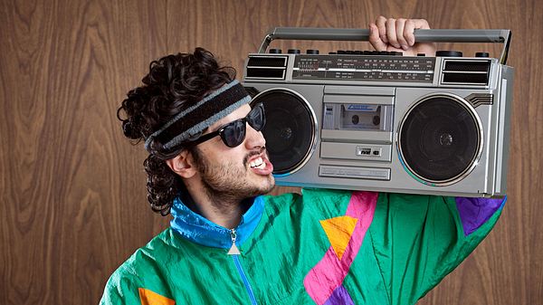 Kind der 90er mit Ghettoblaster - Foto: iStock / RyanJLane