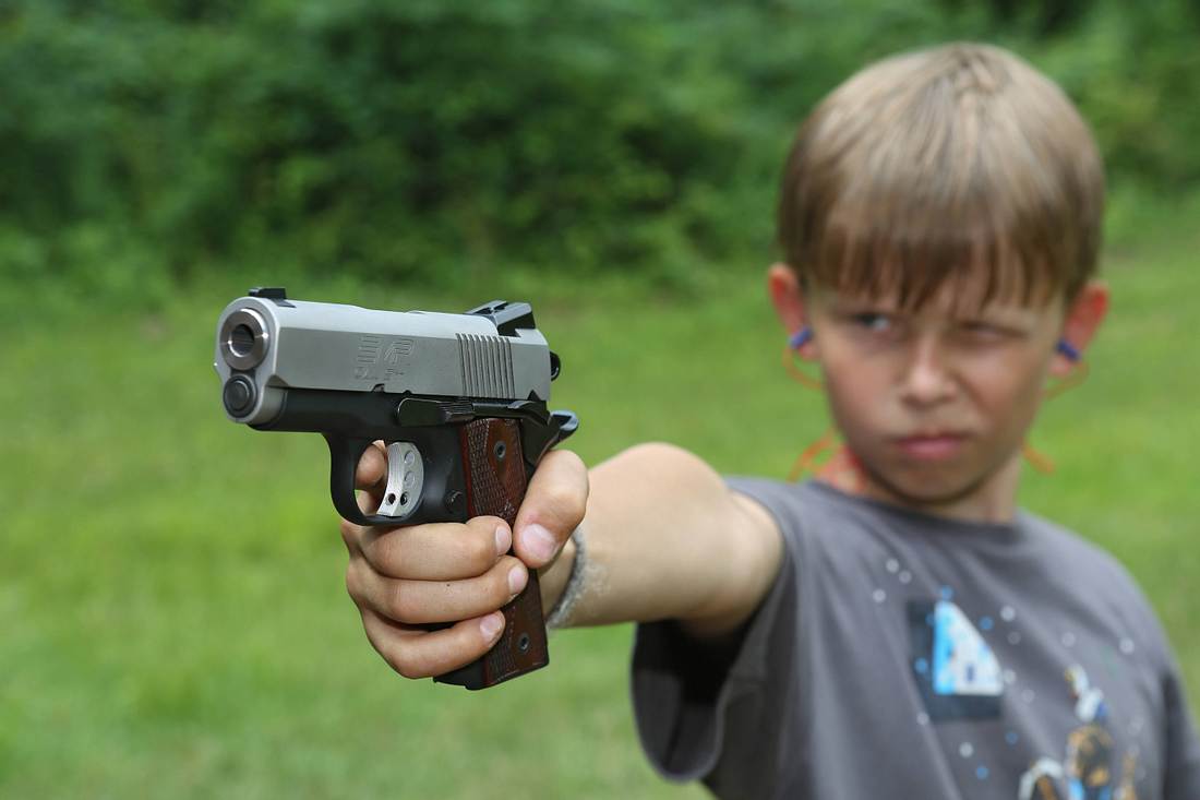 Kind mit Schusswaffe Kind mit Schusswaffe
