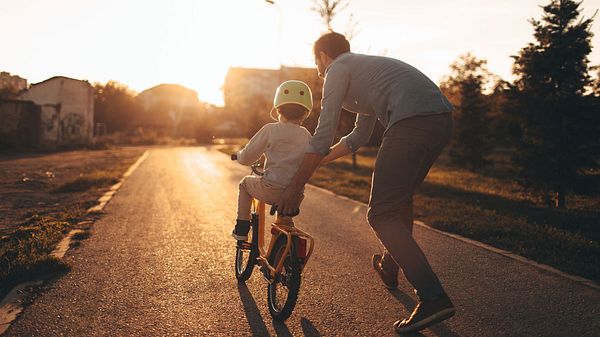 Kindererziehung ist für viele Väter Herzensangelegenheit (Symbolfoto). - Foto: iStock/AleksandarNakic