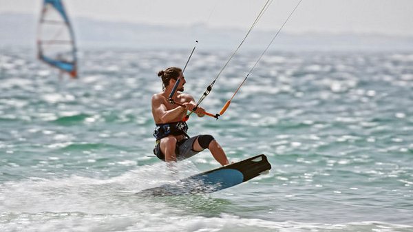 Kiteboard Meer - Foto: iStock / simonkr