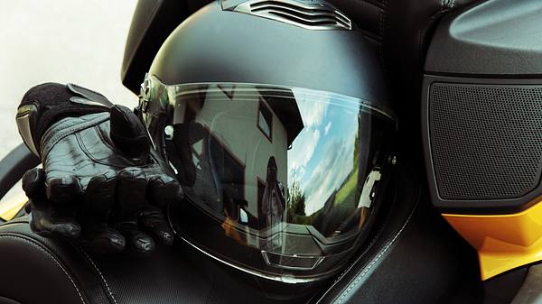 Klapphelm: Mit freier Sicht Motorrad fahren  - Foto: iStock / Astrid860