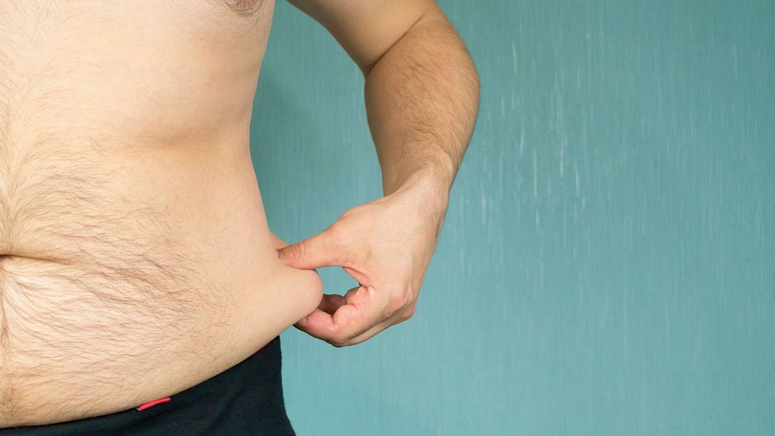 Kleiner männlicher Bierbauch Kleiner männlicher Bierbauch