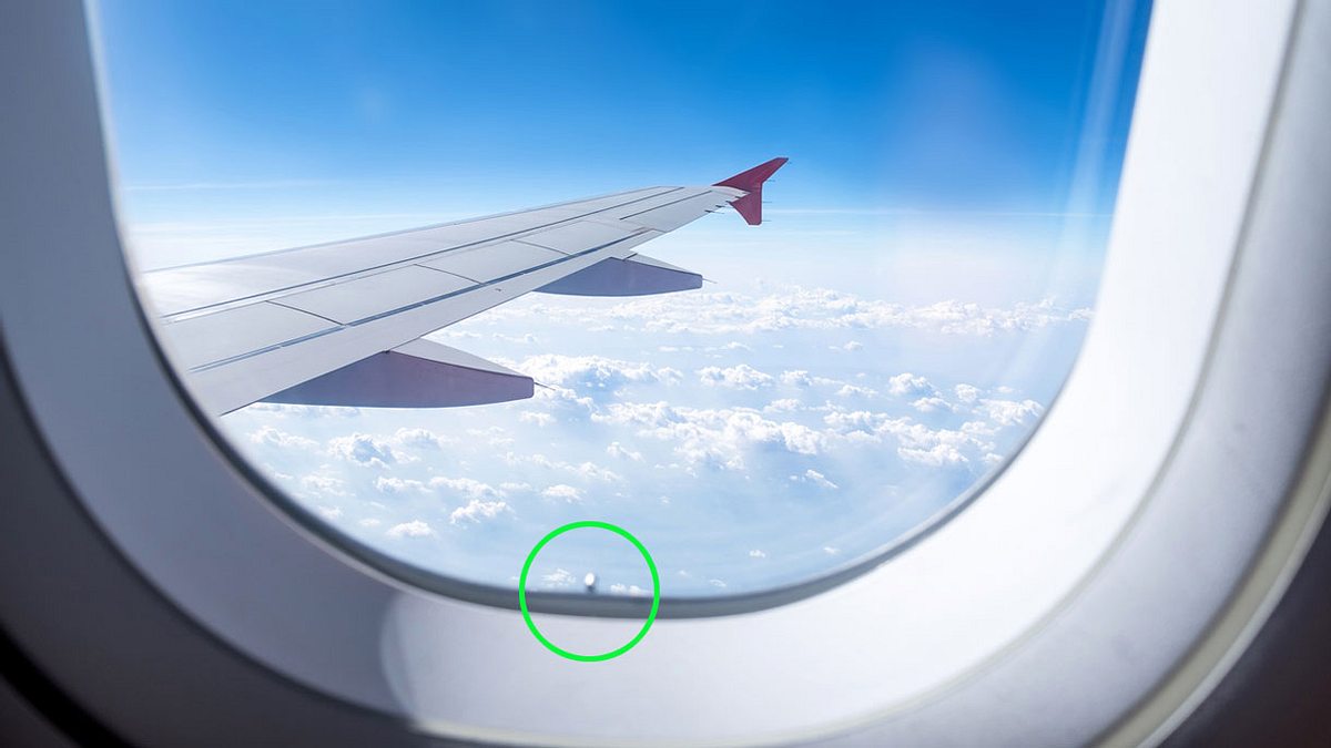 Kleines Loch im Flugzeugfenster
