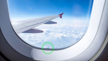 Kleines Loch im Flugzeugfenster - Foto: iStock / Weedezign