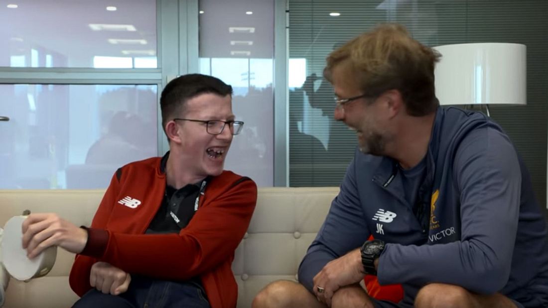 Jürgen Klopp wird von einem gehandicapten Liverpool-Fan interviewt