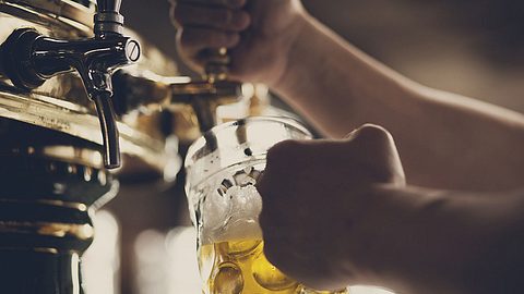 Ein englischer Kneipenwirt wehrt sich gegen kritische Kommentare (Symbolfoto). - Foto: iStock/hoozone