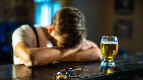 Mann betrunken am Kneipen-Tresen - Foto: iStock/miodrag ignjatovic