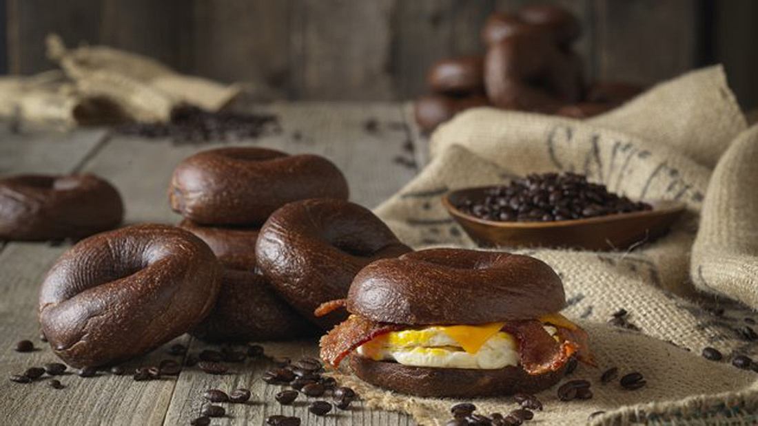 Die Espresso Buzz Bagels von Einstein Bros. enthalten 32 Milligramm Koffein Koffein-Bagel: Espresso Buzz Bagels von Einstein Bros.