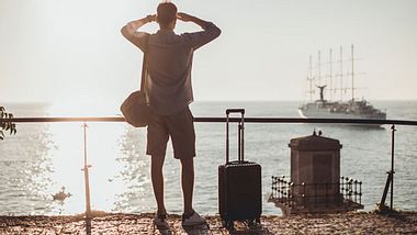 Ein Koffer mit 4 Rollen ist der perfekte Reisebegleiter - Foto: iStock/South_agency