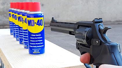 Mr. Gear schießt mit einer Waffe auf Kontaktspray-Dosen - Foto: YouTube/MrGear