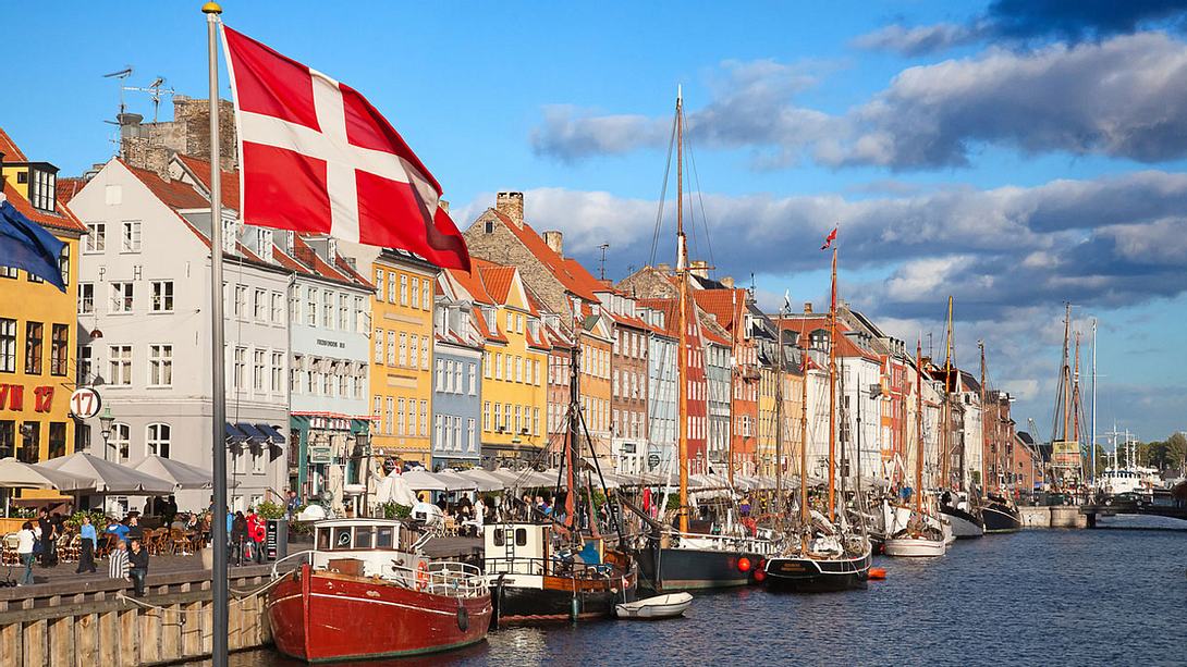 Kopenhagens Flair speist sich aus seiner Lage direkt am Wasser. - Foto: iStock/swisshippo