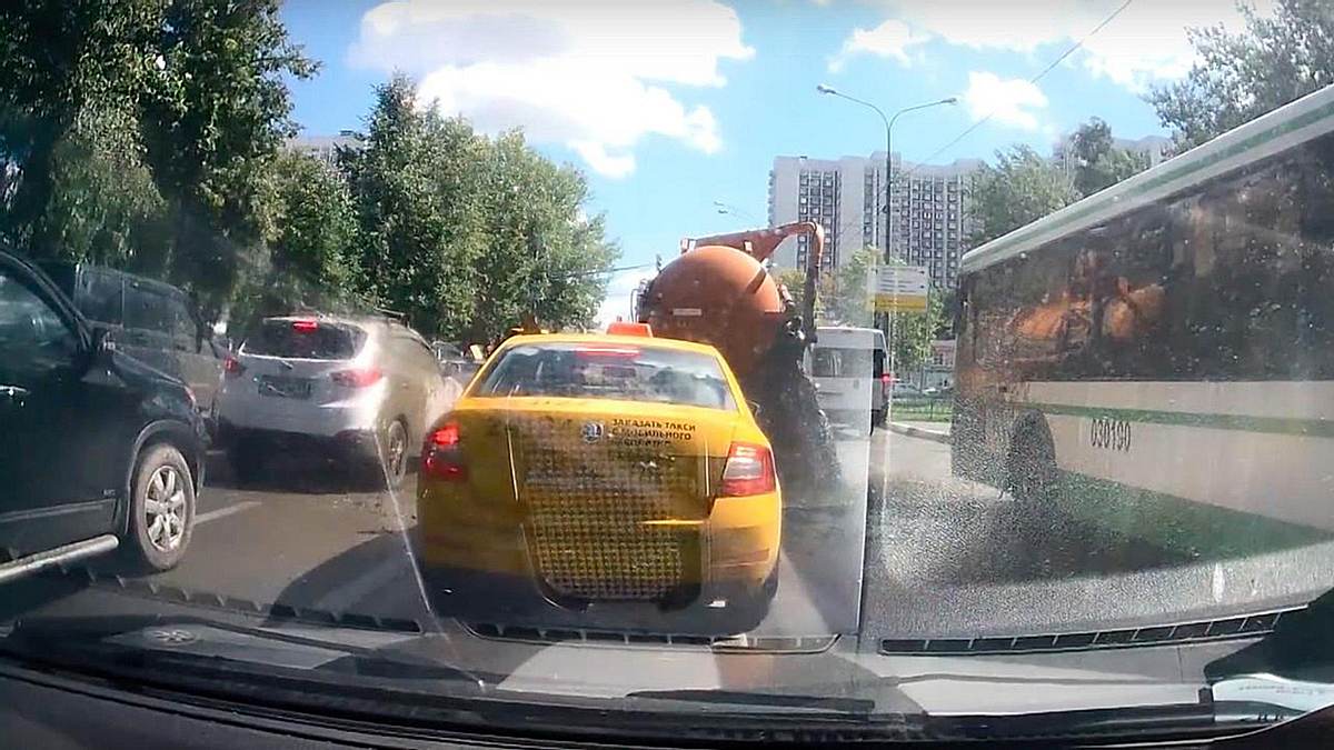 Ein undichter Abwasser-Truck flutet die Straßen von Moskau mit Kot