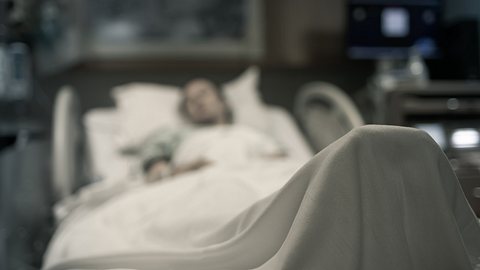 Mann im Krankenhausbett - Foto: iStock / kieferpix