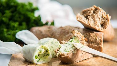 Kräuterbutter und Brot - Foto: iStock / Cadamek