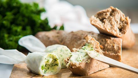 Kräuterbutter und Brot - Foto: iStock / Cadamek