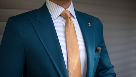 Krawatte-Hemd-Anzug-Kombination - Foto: Adobe Stock / Andrej
