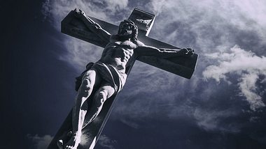 Jesus am Kreuz - Foto: iStock / Marcus Lindstrom