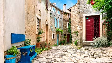 Dorf in Kroatien mit alten Häusern - Foto: iStock / Fotomax