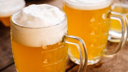 Zwei Krüge mit Bier - Foto: iStock / BravissimoS
