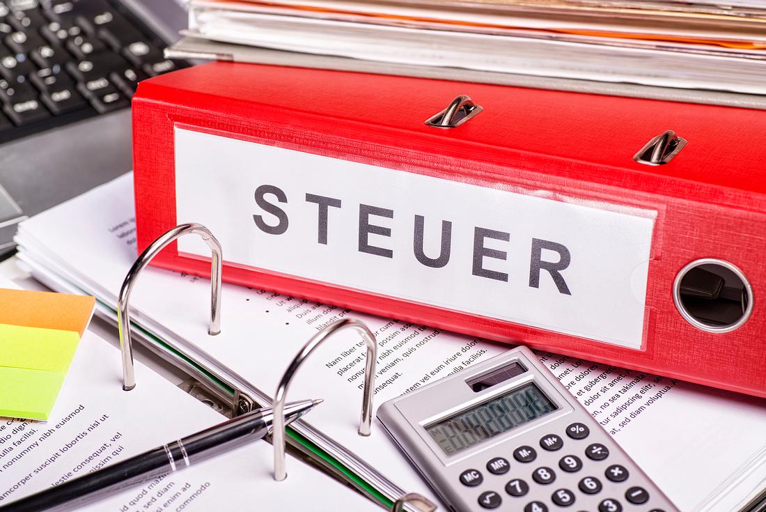 Kurzarbeitergeld: Empfängern drohen massive Steuernachzahlungen Unterlagen und Ordner mit der Aufschrift Steuer