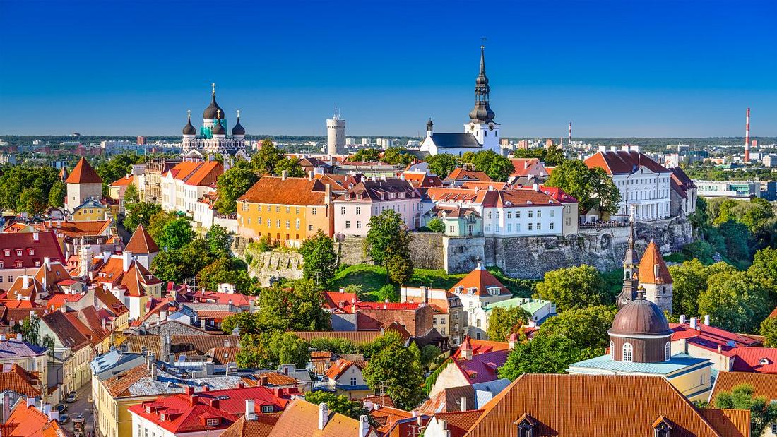 Die Skyline von Tallinn in Estland. Kurzurlaub mit Kindern: Die 10 besten Reisetipps