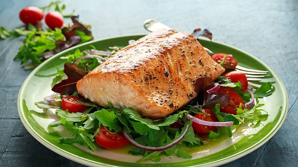 Lachs grillen - Foto: iStock /:DronG
