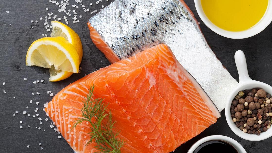 Lachs-Filets grillst du mit der Schuppenseite nach unten Lachs grillen ist unschlagbar einfach und lecker