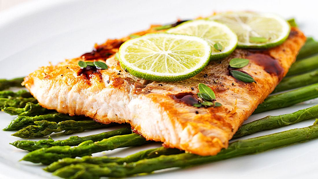 Lachs mit grünem Spargel Lachs mit grünem Spargel