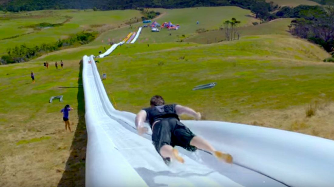 Die längste Wasserrutsche der Welt ist von der Charity-Organisation Live more Awesome