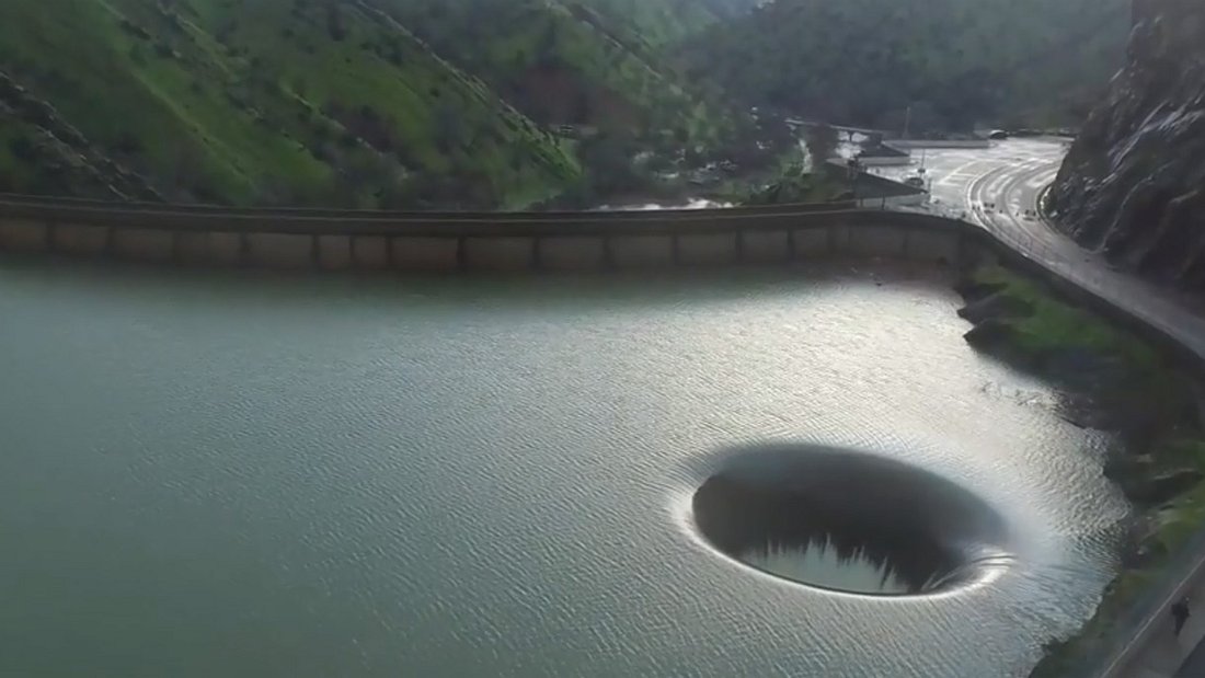 Das riesige Loch im Lake Berryessa ist atemberaubend