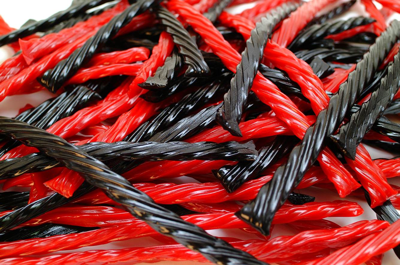 Rote und schwarze Lakritz-Stangen