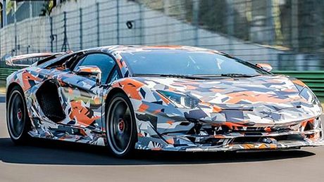 Lamborghini Aventador SVJ mit Camouflage-Folie - Foto: Facebook / hypebeast