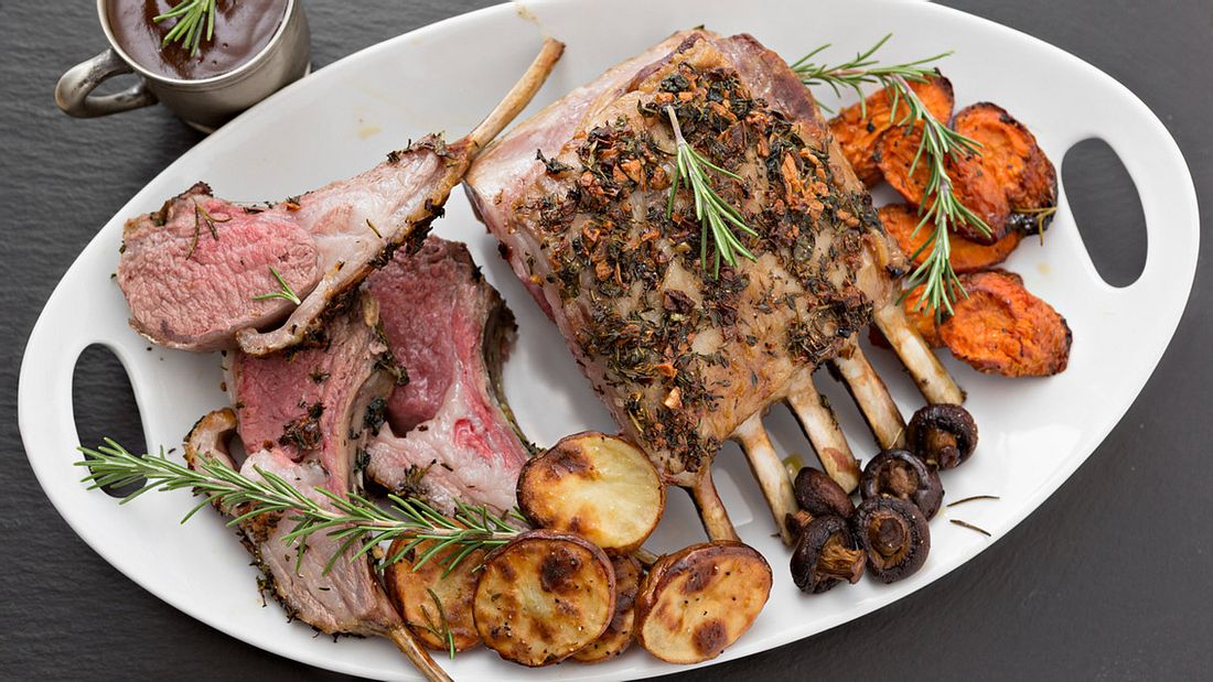 Lammfleisch ist ein Hochgenuss, wenn das Fleisch innen noch rosa ist Lammfleisch ist ein Hochgenuss, wenn das Fleisch innen noch rosa ist