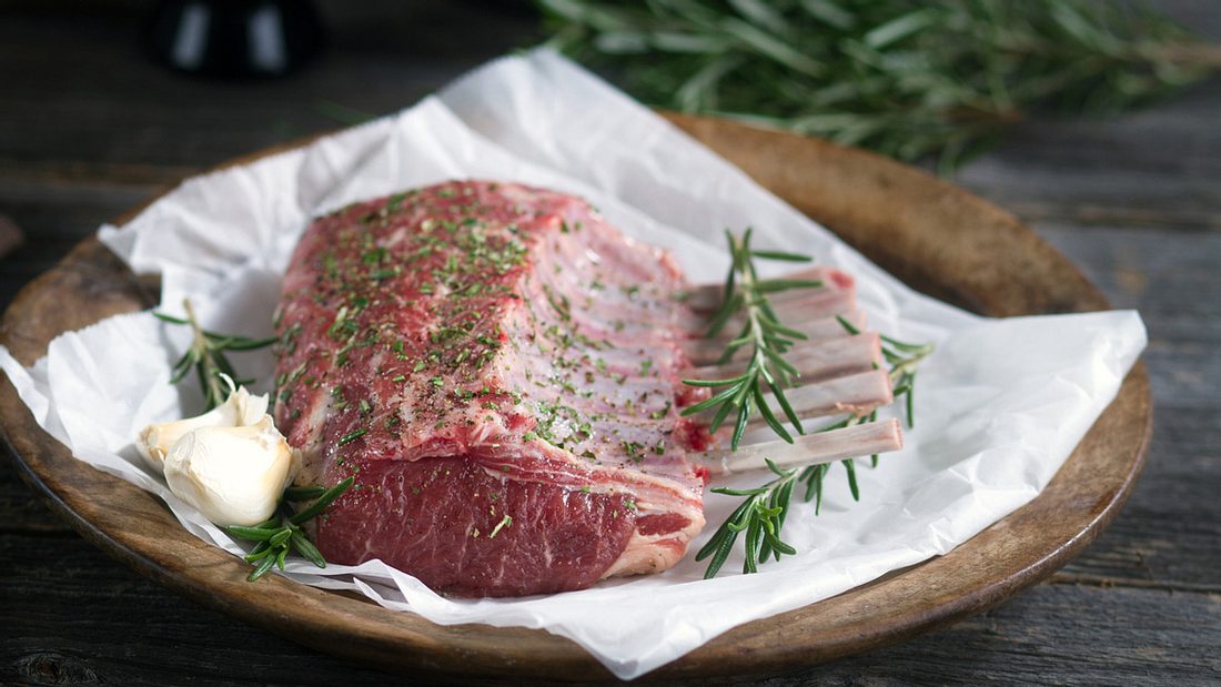 Vor dem Grillen sollte das Lammkarree vom Fett befreit werden Lammkarree grillen: So wird der Lammrücken ein Hochgenuss