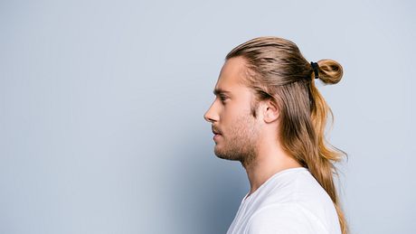 Mann mit langen Haaren - Foto: iStock/Deagreez