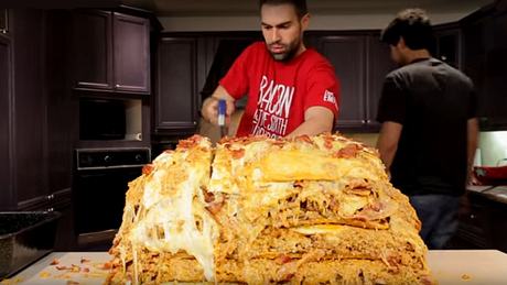 Epic Meal Time: YouTuber kochen Lasagne mit 1 Million Kalorien - Foto: Screenshot YouTube/Epic Meal Time 