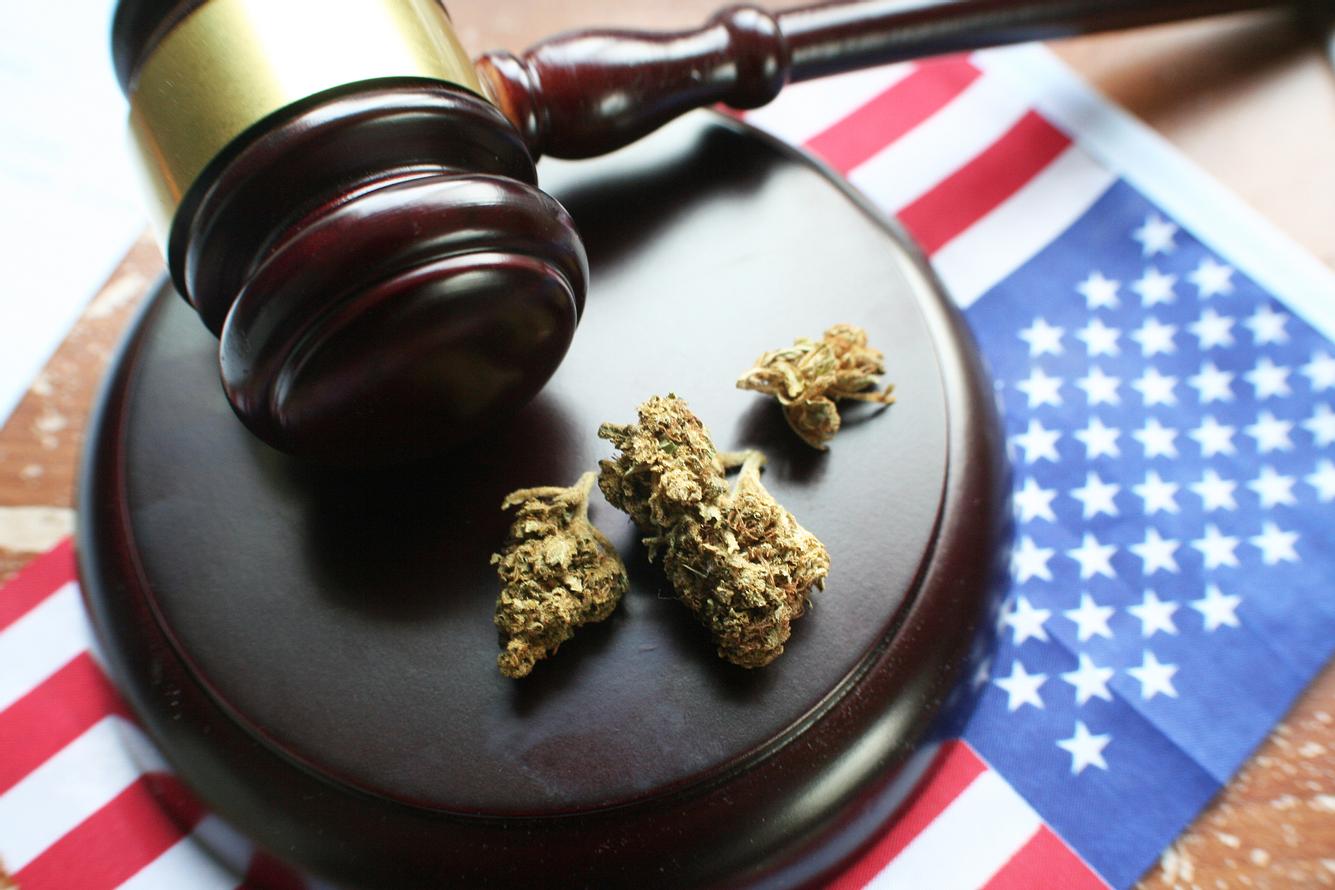 Gerichtshammer, Cannabis und US-Flagge