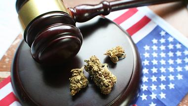 Gerichtshammer, Cannabis und US-Flagge - Foto: iStock/Darren415