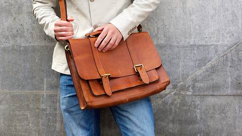 Mann mit Ledertasche für Herren - Foto: iStock/m-imagephotography