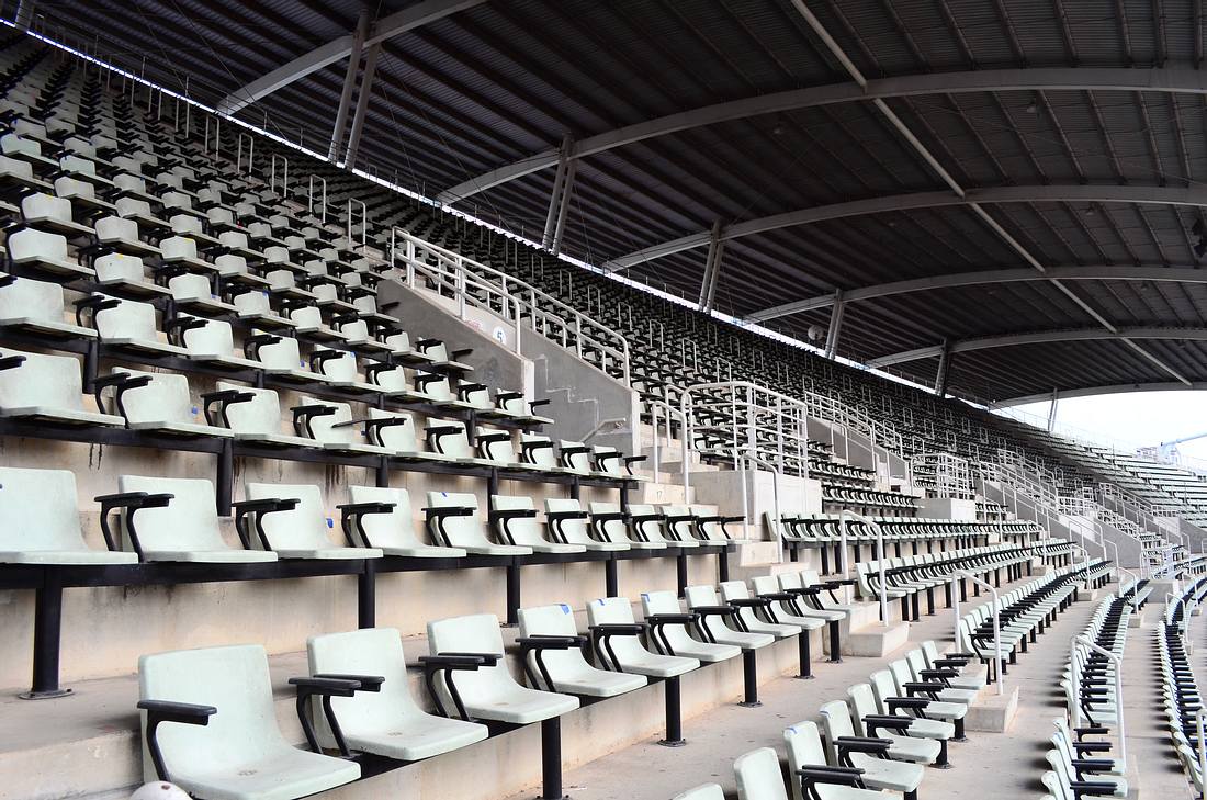 Leere Stadion-Tribüne Leere Stadion-Tribüne