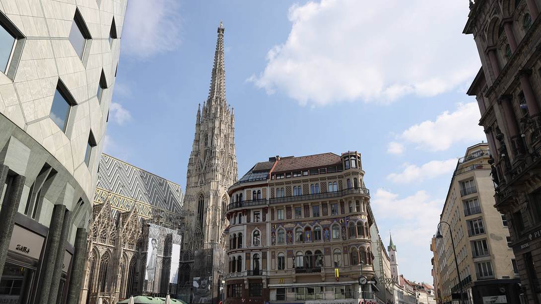 Leerer Platz vorm Stephansdom in Wien - Foto: imago images / SKATA