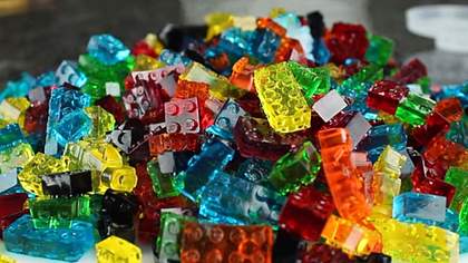 Ein Rezept für LEGO-Weingummi - Foto: YouTube/KingofRandom