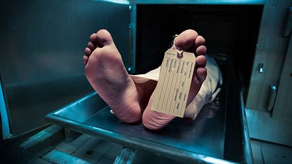 Für tot erklärte Frau wacht im Leichenschauhaus auf - Foto: iStock / fergregory